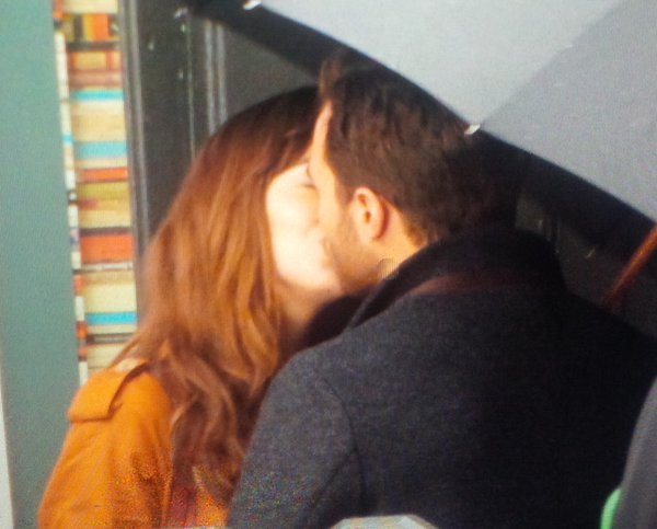 Imagen del primero beso de Christian y Anastasia en Sombras Más Oscuras Sombras Spain